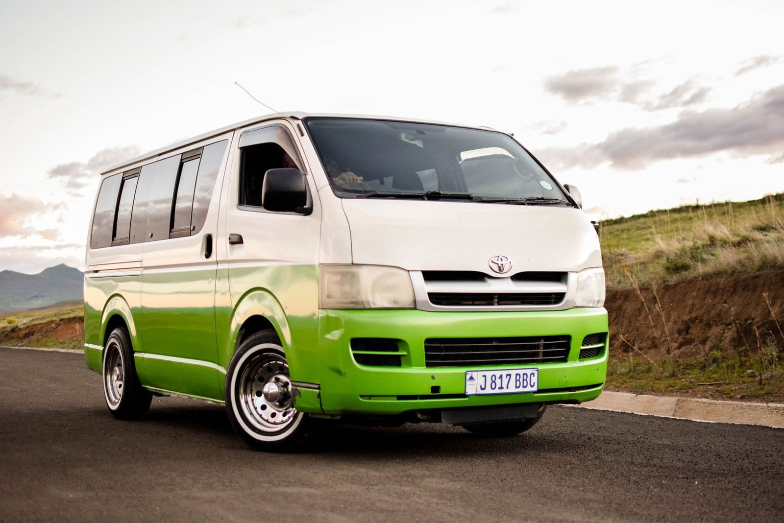 Toyota Hiace Super Custom (Van)
